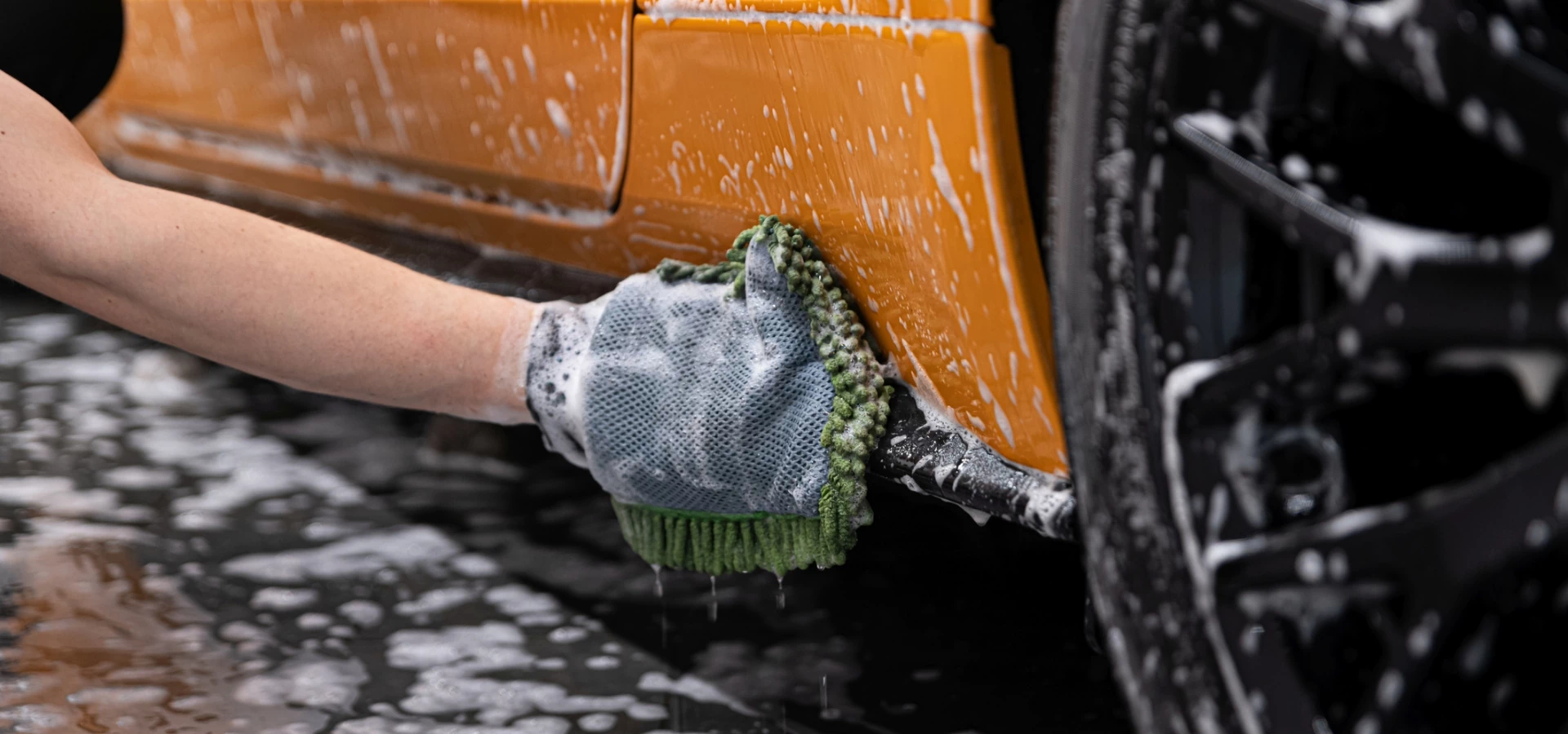 mycie auta gąbką